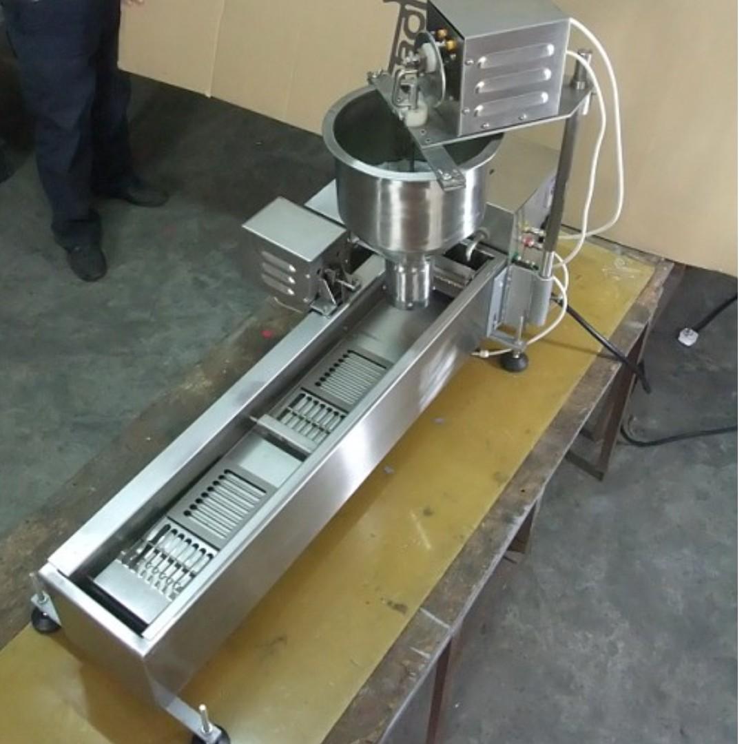 auto mini donut maker (Category: Bakeware) located in Manila. Submitted by christbooth (Listing ID 246482732, Image 1). Description: auto mini donut maker power: 3kw voltage: 220v/60hz dimension: 1000x290x500mm weight: 30kgs material: stainless steel donut size: 3.5, 5.5, 7.5cm.