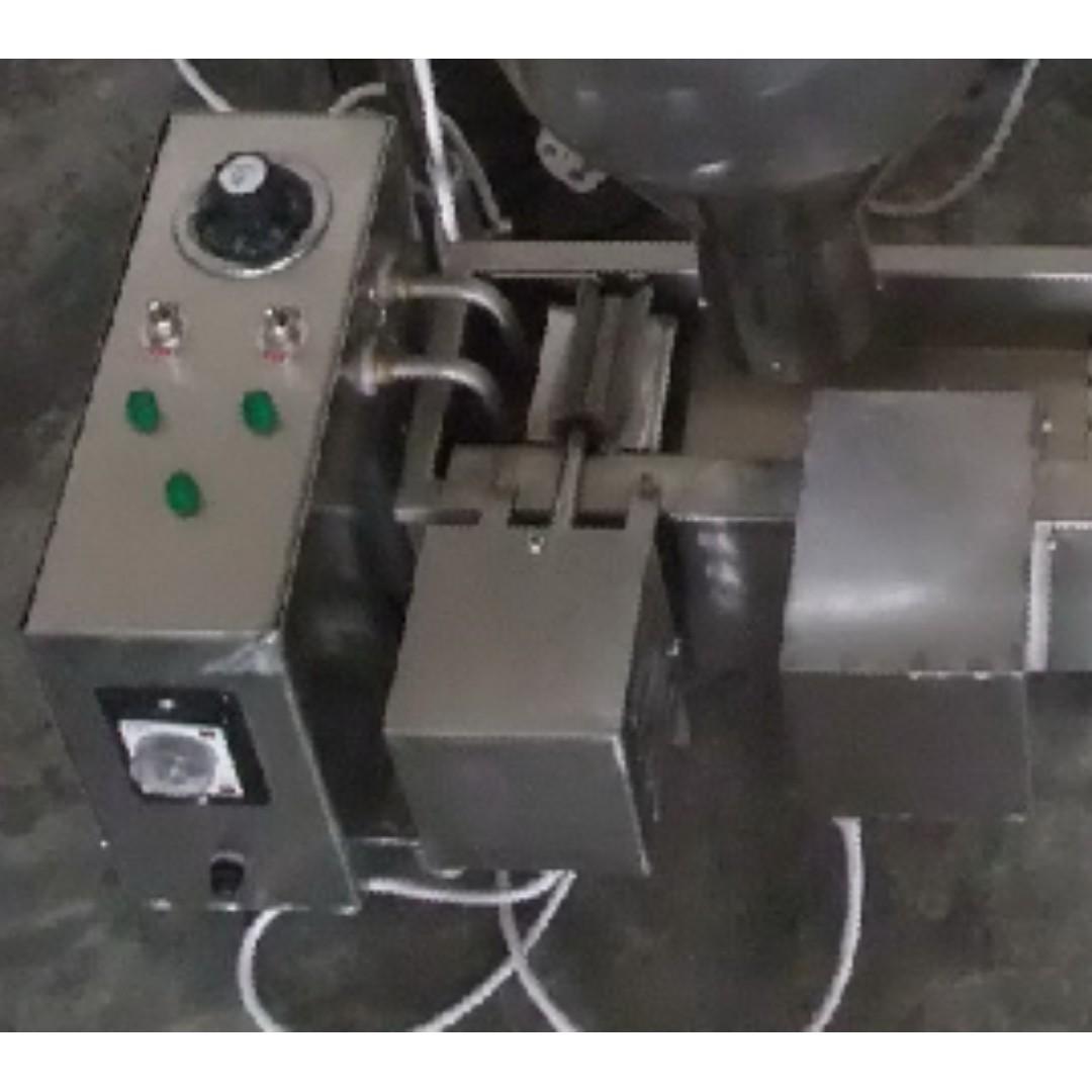 auto mini donut maker (Category: Bakeware) located in Manila. Submitted by christbooth (Listing ID 246482732, Image 2). Description: auto mini donut maker power: 3kw voltage: 220v/60hz dimension: 1000x290x500mm weight: 30kgs material: stainless steel donut size: 3.5, 5.5, 7.5cm.