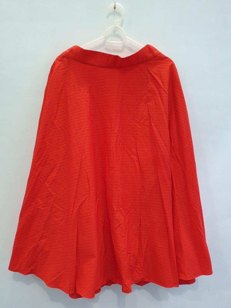 Uniqlo Red Long Skirt (Category: Skirts) located in Mandaluyong City. Submitted by lilspace (Listing ID 246428747, Image 1). Description: .