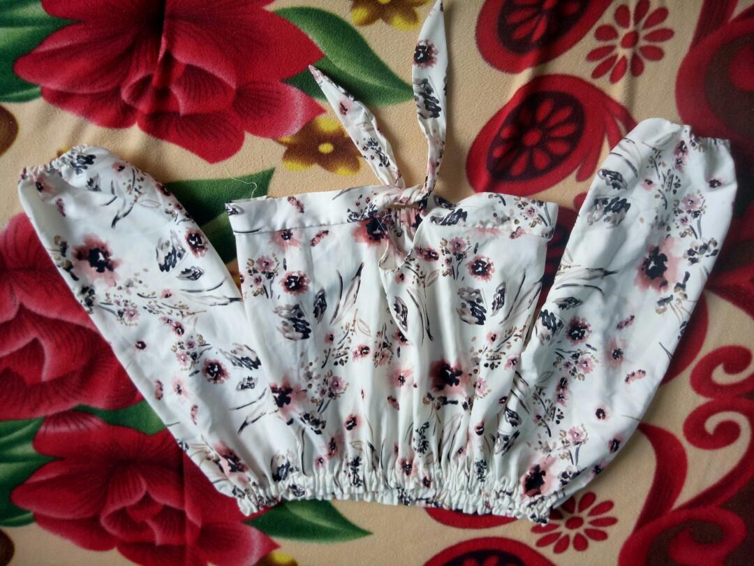 Off shoulder white (Category: Sleeveless) located in Imus. Submitted by rtrixielight (Listing ID 246490689, Image 2). Description: Never been use. Natago lng . Maganda ung tela nya promise. Small to medium For me best fit sha sa small balloon style ganon..