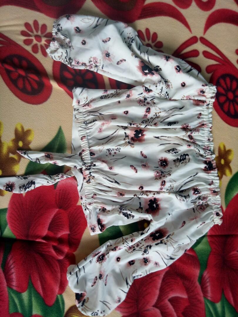 Off shoulder white (Category: Sleeveless) located in Imus. Submitted by rtrixielight (Listing ID 246490689, Image 1). Description: Never been use. Natago lng . Maganda ung tela nya promise. Small to medium For me best fit sha sa small balloon style ganon..