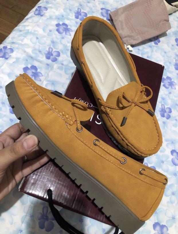 Parisian TopSider, Women's Fashion, Footwear, Flats & Sandals on Carousell