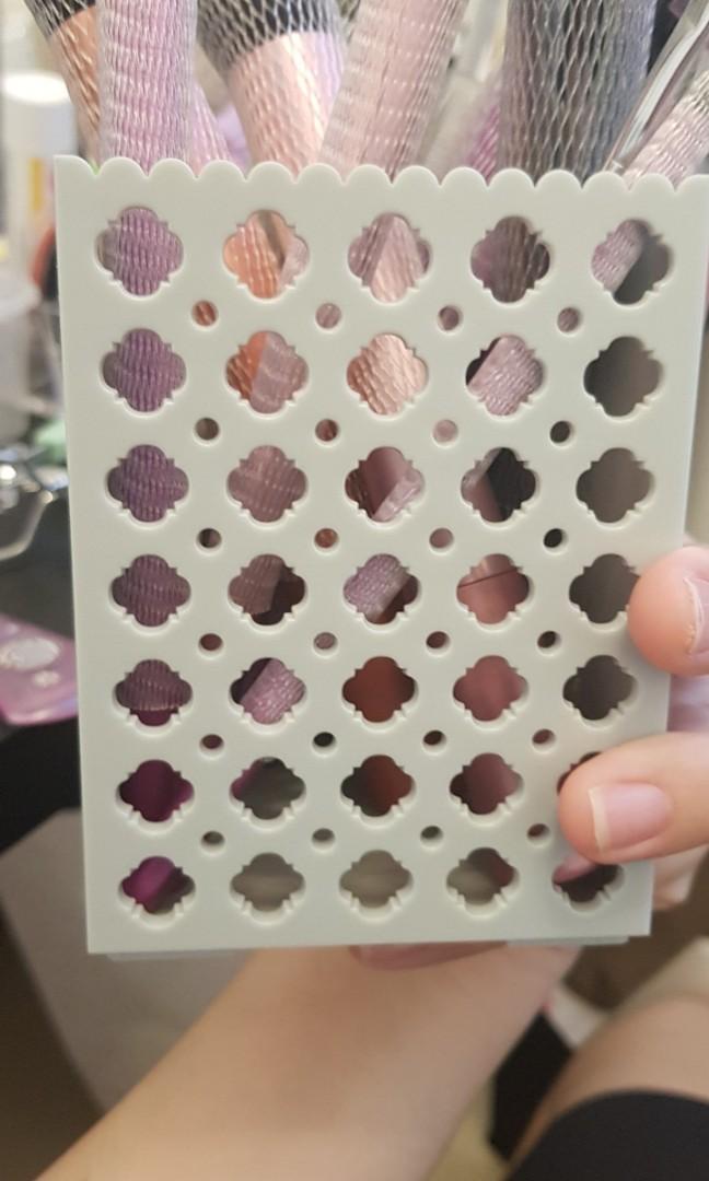 Daiso Tempat brush brush container, Fesyen Wanita, Aksesoris di Carousell