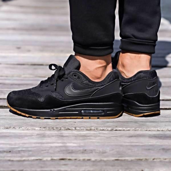 Nike air max 1 triple shop black gum