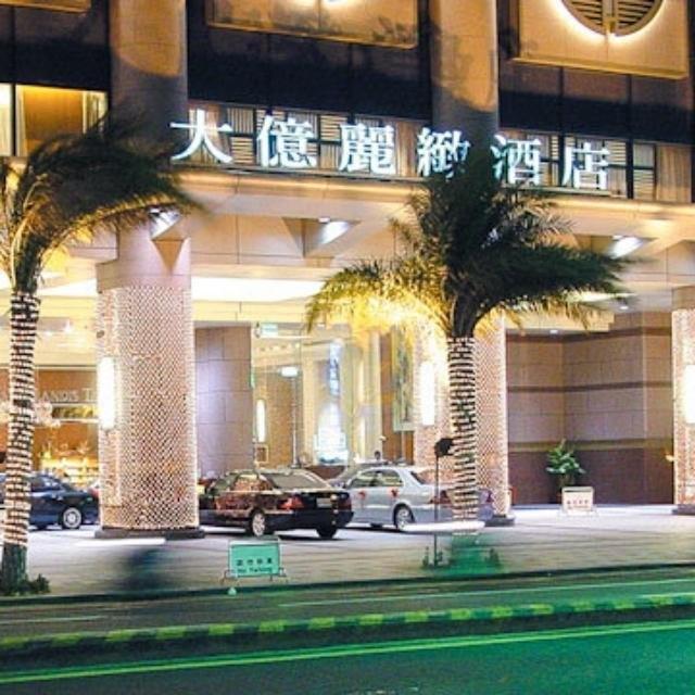 由 2007bill (刊登 ID 246649708，圖片 2) 提交，位於 台南市 (Tainan) 的 市價1000元以上台南大億麗緻酒店-自助式餐券 包含10%服務費 平日，假日午晚,皆可使用 (類別：優惠券)，說明：新穎明亮用餐空間，匯集各國珍饈，嚴選新鮮食材，以健康多元為料理概念，讓顧客享受到無國界創意美饌。互動式廚房提供多種現做特色佳餚，如鐵板燒、當日安平現撈海鮮及蔬食現場料理，還有每日精緻手工甜點、Häagen-Dazs冰淇淋、蜜糖吐司、有機健康開胃沙拉、現切燒烤牛肉及片皮鴨、涮牛肉、鮑魚湯、生魚片等，琳瑯滿目佳餚都讓用餐成為一趟迷人的美食之旅。 ※更新日期：106/10/31 【價格如有更動，依餐廳現場價格為主】 用餐價格 *以下價格均需加收10%服務費* 平日早餐 成人550元/6歲~12歲孩童(身高111cm~150cm)275元 平日午餐 成人825元/6歲~12歲孩童(身高111cm~150cm)413元 平日晚餐 成人968元/6歲~12歲孩童(身高111cm