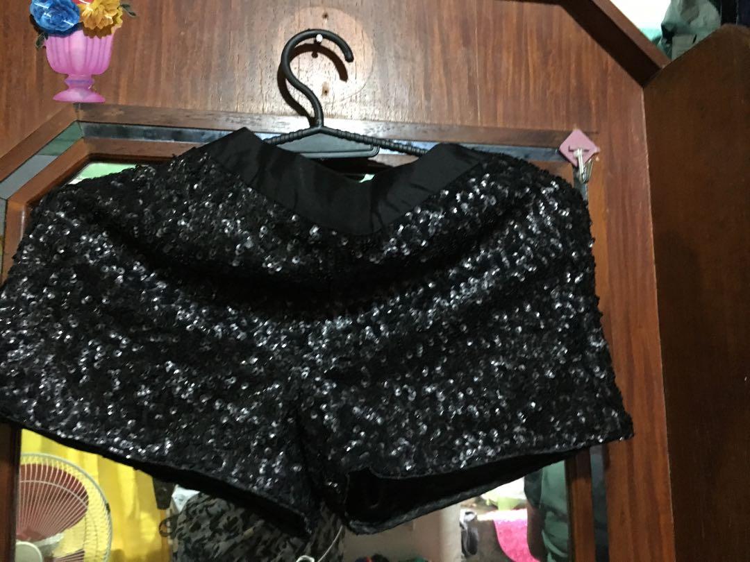 Gliterring Mango Shorts brandnew with tag (Category: Other Bottoms) located in Quezon City. Submitted by anne0823 (Listing ID 246814563, Image 1). Description: Mixed branded tops with tags Brandnew Measurement and additional photos will be given More on plus sizes Plus shipping Details will be given on enquiry Unique pieces.