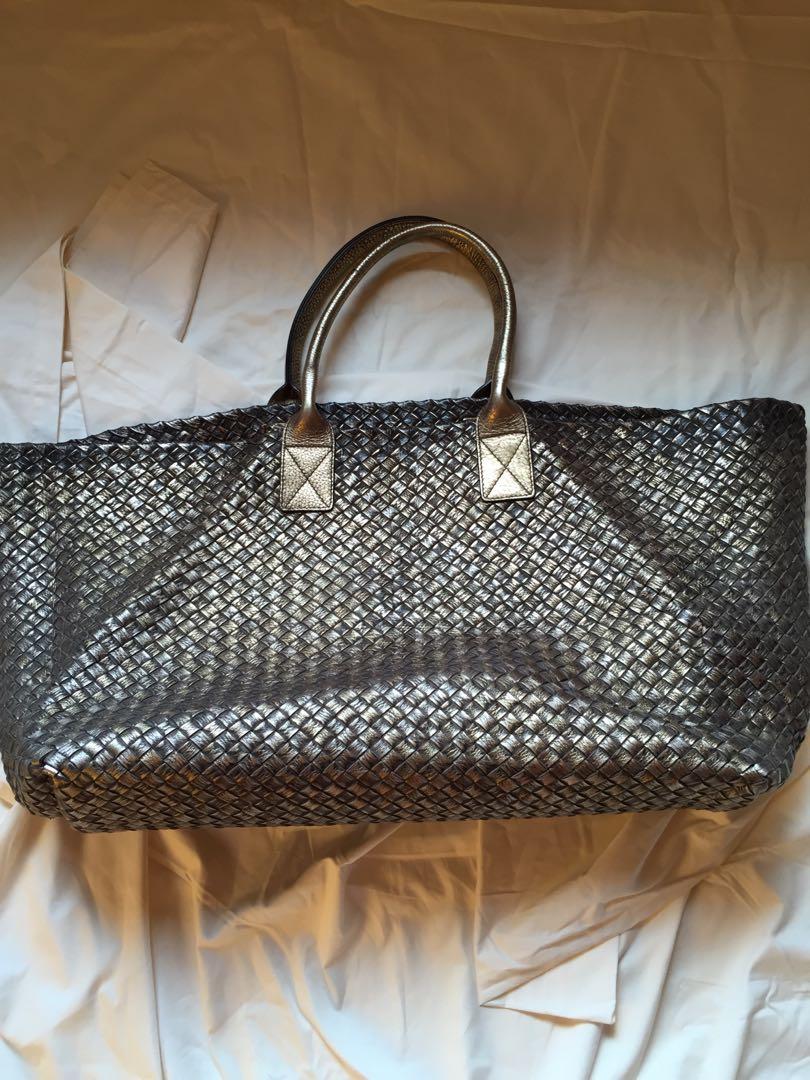 Bottega Venetta The Cabat (Category: Luxury Bags & Wallets) located in Bulacan. Submitted by relovedbydei (Listing ID 246892540, Image 1). Description: The classic Bonetta Vetega Cabat ✨ bag only but with replacement dust bag. Last pic is Reese Witherspoon with her very own BV Cabat. I use it as a reference for how big it is and how it looks when being used. .