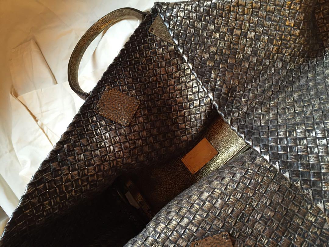 Bottega Venetta The Cabat (Category: Luxury Bags & Wallets) located in Bulacan. Submitted by relovedbydei (Listing ID 246892540, Image 3). Description: The classic Bonetta Vetega Cabat ✨ bag only but with replacement dust bag. Last pic is Reese Witherspoon with her very own BV Cabat. I use it as a reference for how big it is and how it looks when being used. .