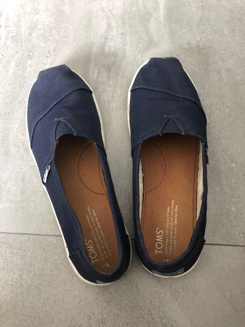 Toms youth shop size to women's