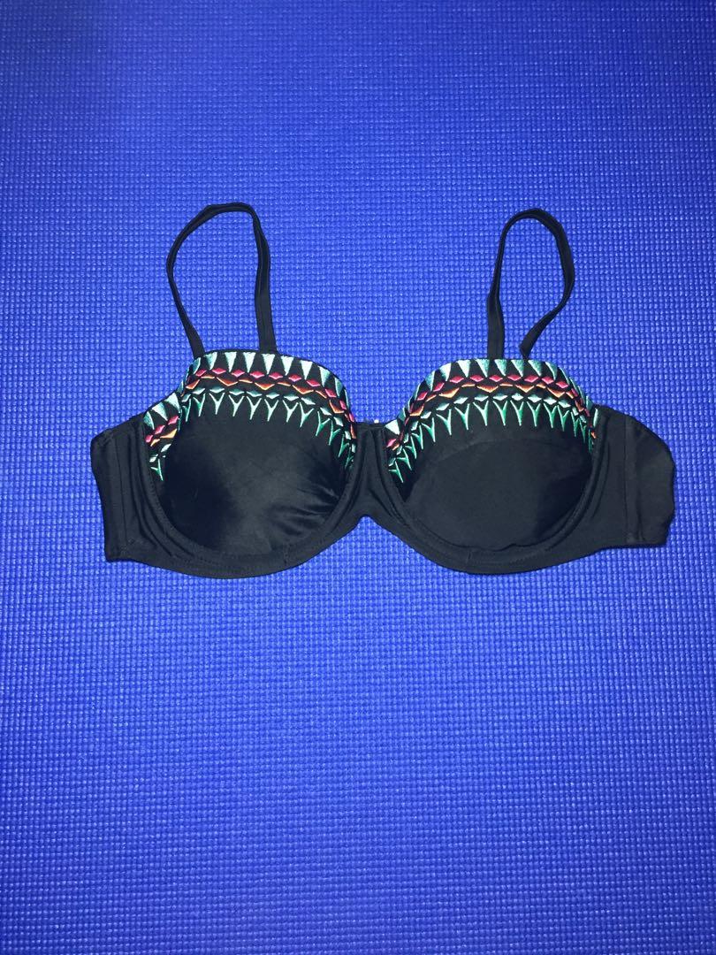 Bikini top (Category: Sleeveless) located in Makati City. Submitted by purplesummer_ph (Listing ID 247044063, Image 1). Description: ✅padded ✅first to offer gets the item #swimwear #swimsuit #bikini.