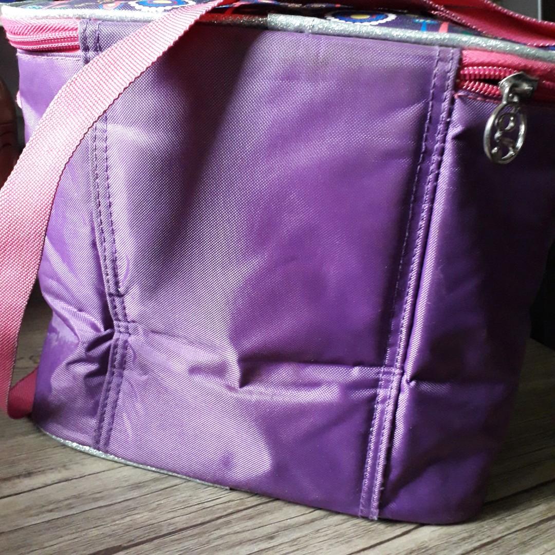 Insulated Butterfly Lunchbox (Category: Diaper Bags & Wetbags) located in Paranaque City. Submitted by 1tsmerach (Listing ID 247070685, Image 2). Description: Preloved and in excellent condition When you tap the butterfly it lights up (pls see 4th picture) With mesh pocket inside and tumbler holder It has a carrying handle and adjustable strap Easy to clean Helps keep your food and drink fresh Shipping fee c/o buyer BDO/BPI deposit.