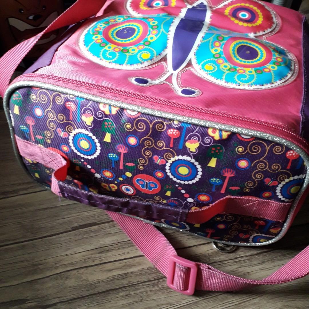 Insulated Butterfly Lunchbox (Category: Diaper Bags & Wetbags) located in Paranaque City. Submitted by 1tsmerach (Listing ID 247070685, Image 3). Description: Preloved and in excellent condition When you tap the butterfly it lights up (pls see 4th picture) With mesh pocket inside and tumbler holder It has a carrying handle and adjustable strap Easy to clean Helps keep your food and drink fresh Shipping fee c/o buyer BDO/BPI deposit.
