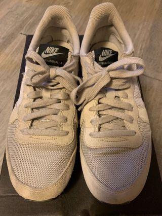 Nike internationalist 25cm 購於門市 七成新