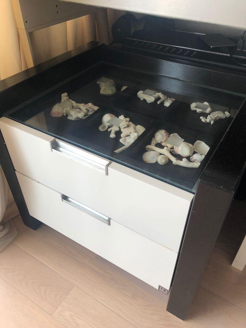 Bedside table （分類：桌子）位於 Hong Kong。 由 soiris 提交（商品編號 247473520，圖片 1）。簡介： As it is Chest of drawers can be used as bedside table Has a chip on the side of its top 。