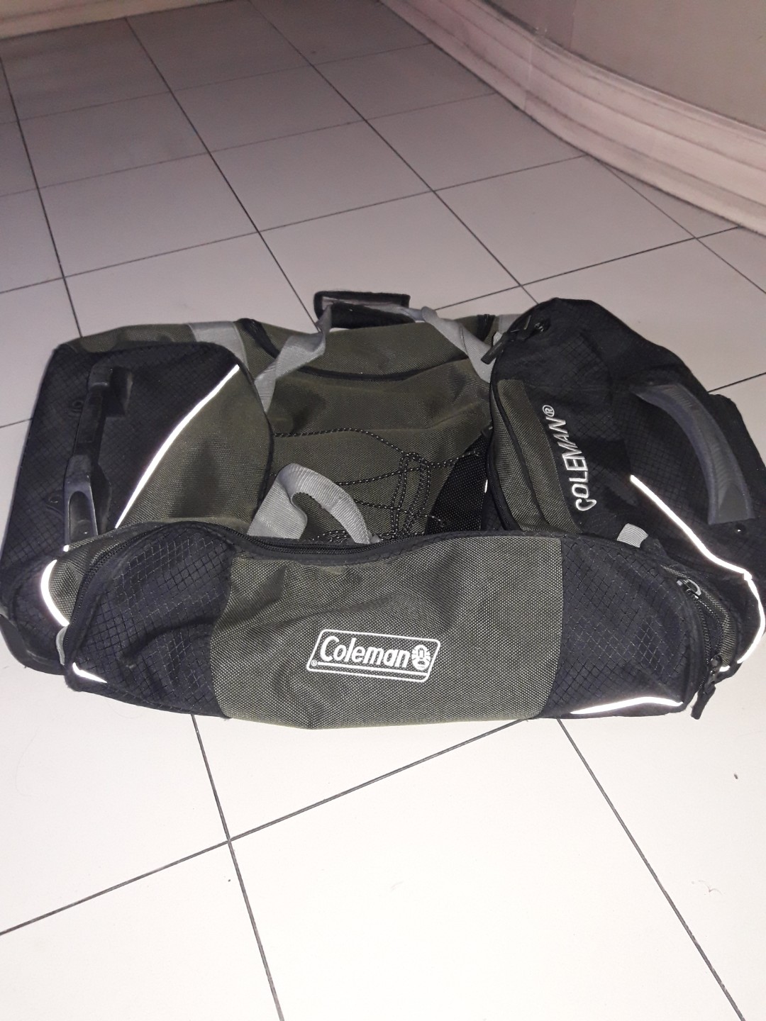 coleman travel bag with wheels