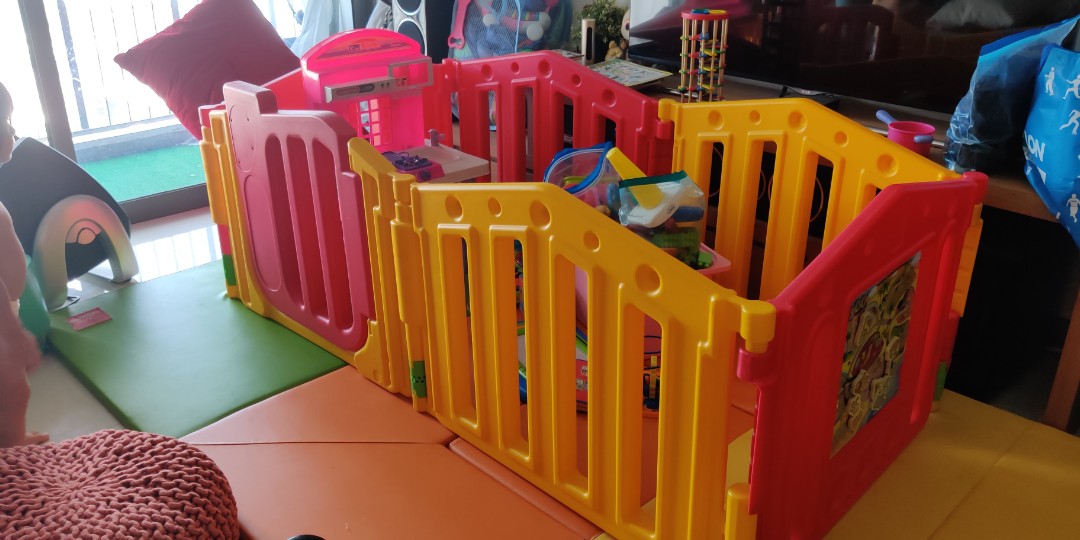 6panel Play Yard (inclusive of Winnie Pooh mat), Hobbies & Toys, Toys & Games on Carousell