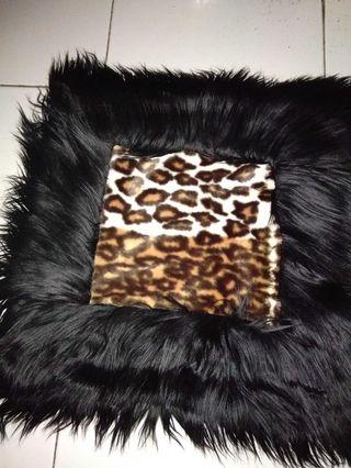 Sarung bantal kursi ada 4 bh size 40 x 40 cm bulu wrna hitam