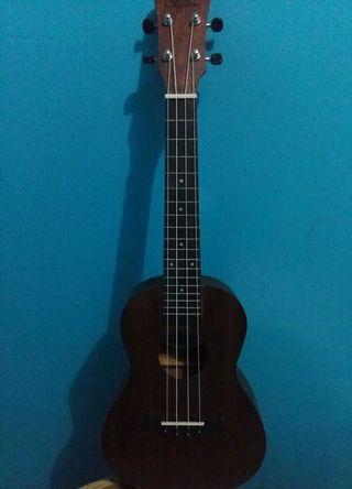 Clifton Ukulele CUK-520 with strap, capo, strings, and phone stand
