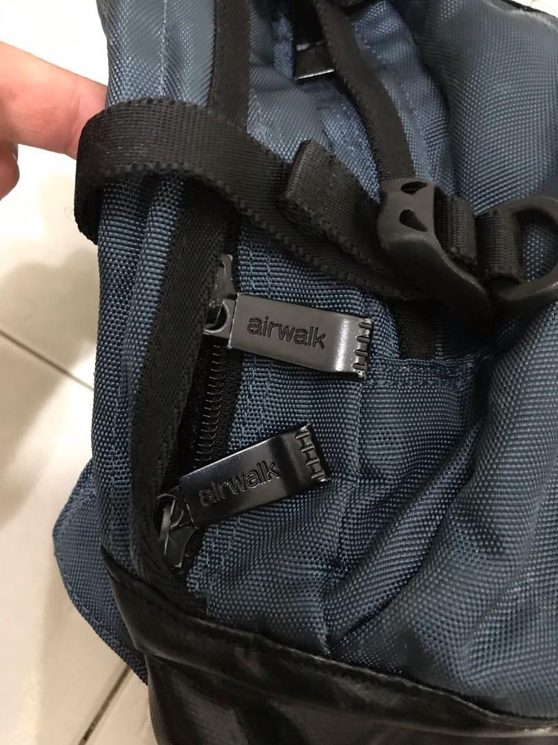 backpck mini (Category: Laptop Bags & Sleeves) located in Ipoh. Submitted by Tmaf_Empire (Listing ID 247741545, Image 2). Description: item select bundle condition 7/10 tiada koyak mini backpack comel2 ...letgo 70rm sahaja.
