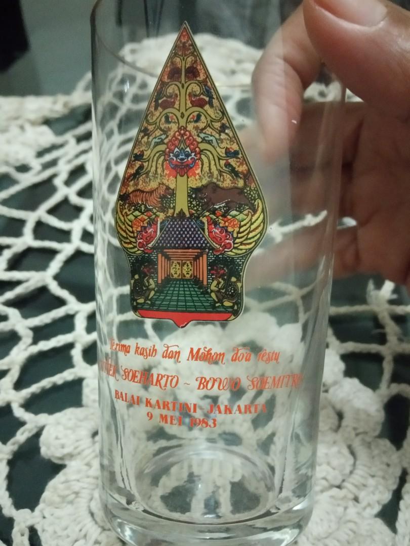 Koleksi Souvenir Pernikahan Prabowo Subianto Dan Titiek Soeharto Antik Lainnya Di Carousell