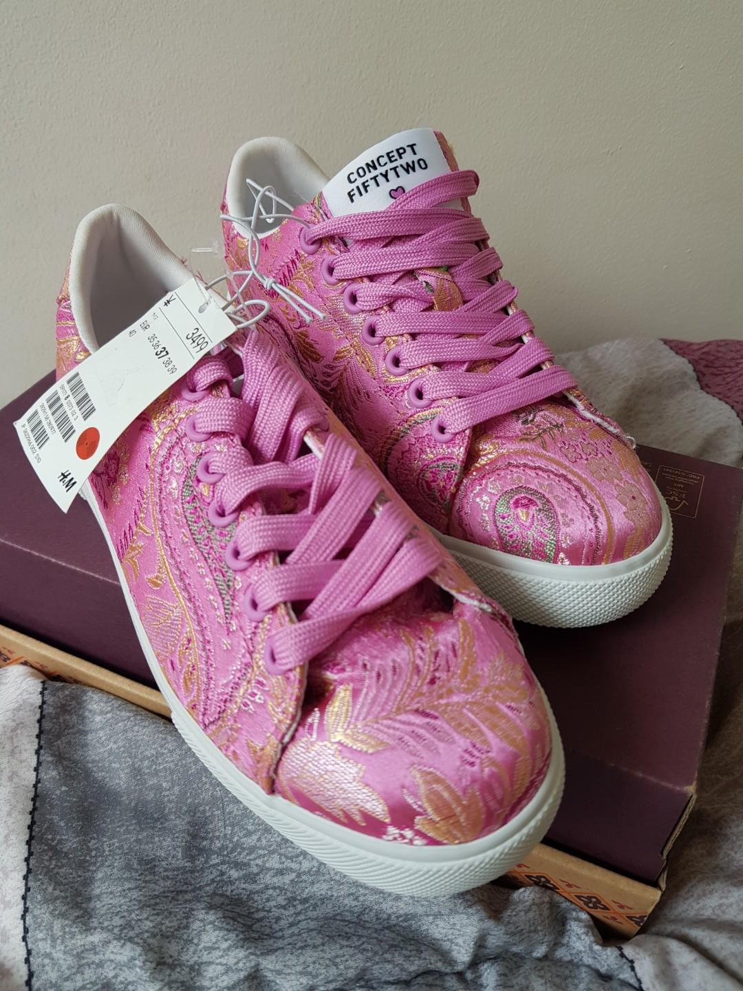 Concept fifty two shoes store