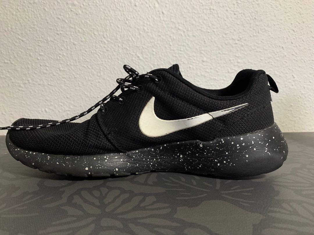Nike Roshe run black with white speckle Oreo, Men's Fashion, Footwear, Sneakers Carousell