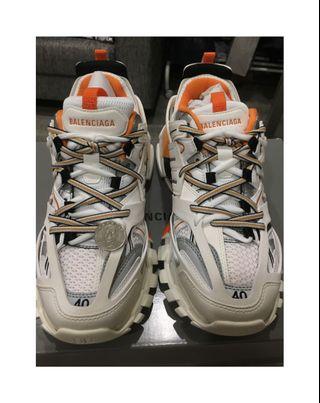 Balenciaga Track trang cam Shopee Việt Nam