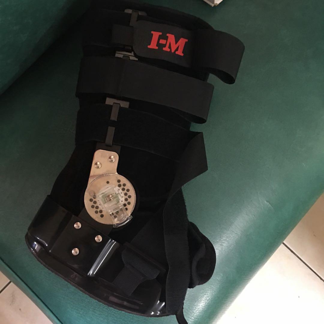 Aircast Size 6 Small (Category: Rehabilitative Devices) located in Manila. Submitted by dencluttering101 (Listing ID 248223597, Image 2). Description: Brand new never used Bought for 7000 RFS: The first doctor said that the aircast is needed. Went to the second doctor was told that it is not needed anymore. .