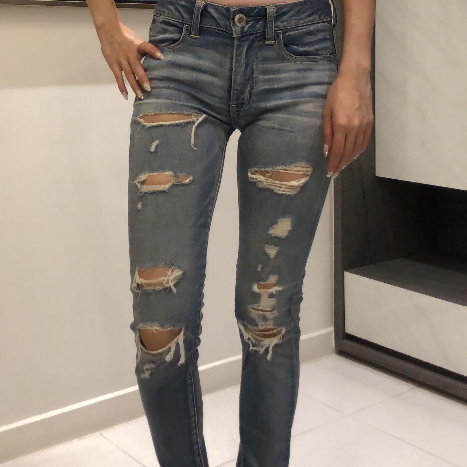 AMERICAN EAGLE OUTFITTERS torn jeans 