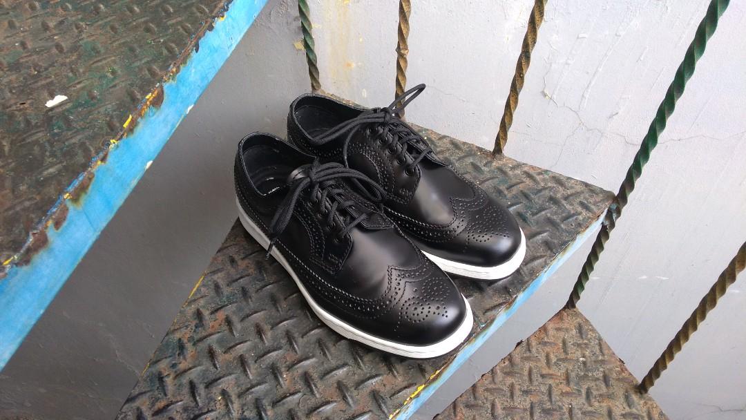 Dr Martens Gabe Docmart Fesyen Pria Sepatu Sepatu Formal di Carousell
