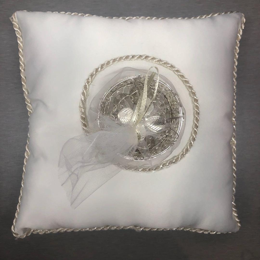 Coin bearer pillow online