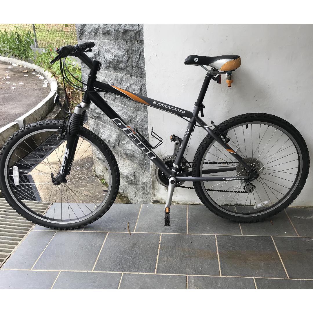 GIANT Boulder Mountain Bike 17in 43 cm frame Sports Equipment