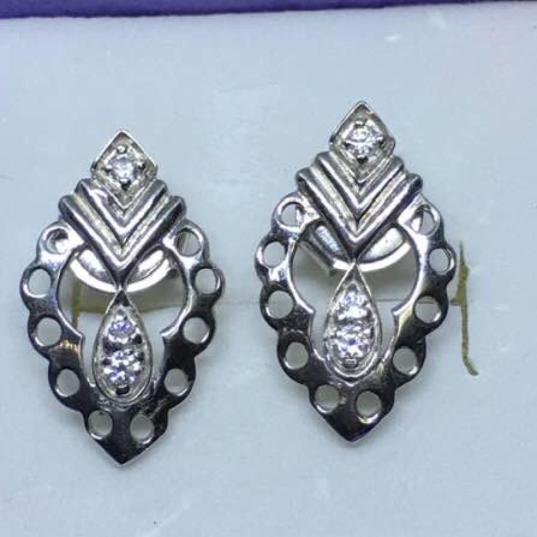 NE63 18K WHITE SAUDI GOLD STUD CZ'S EARRINGS 2.7 GRAMS, Women's Fashion