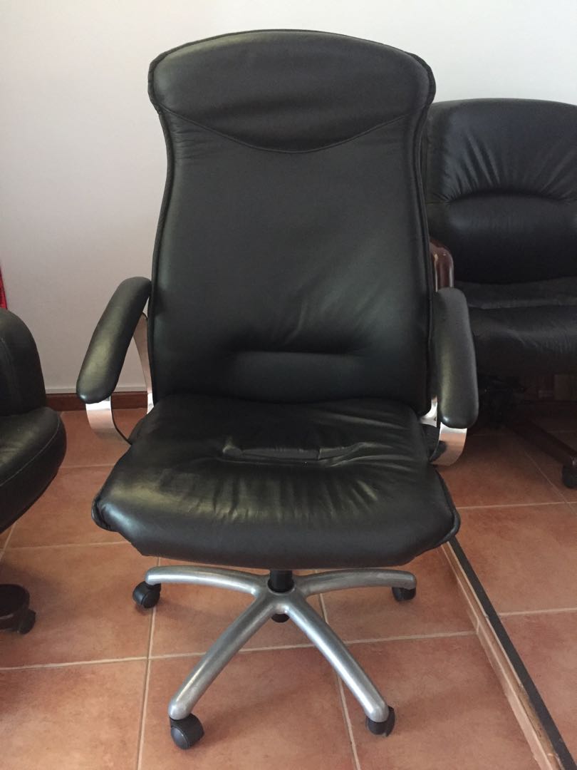 black leather computer chair