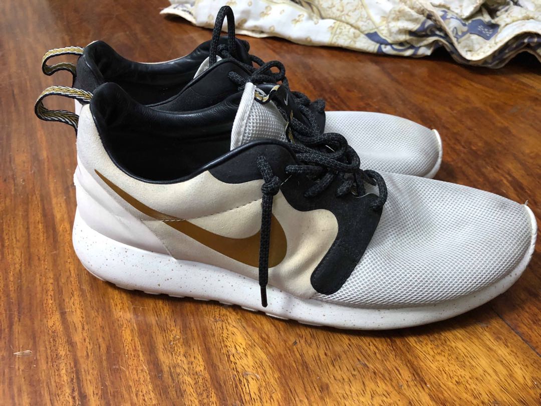roshe run gold trophy