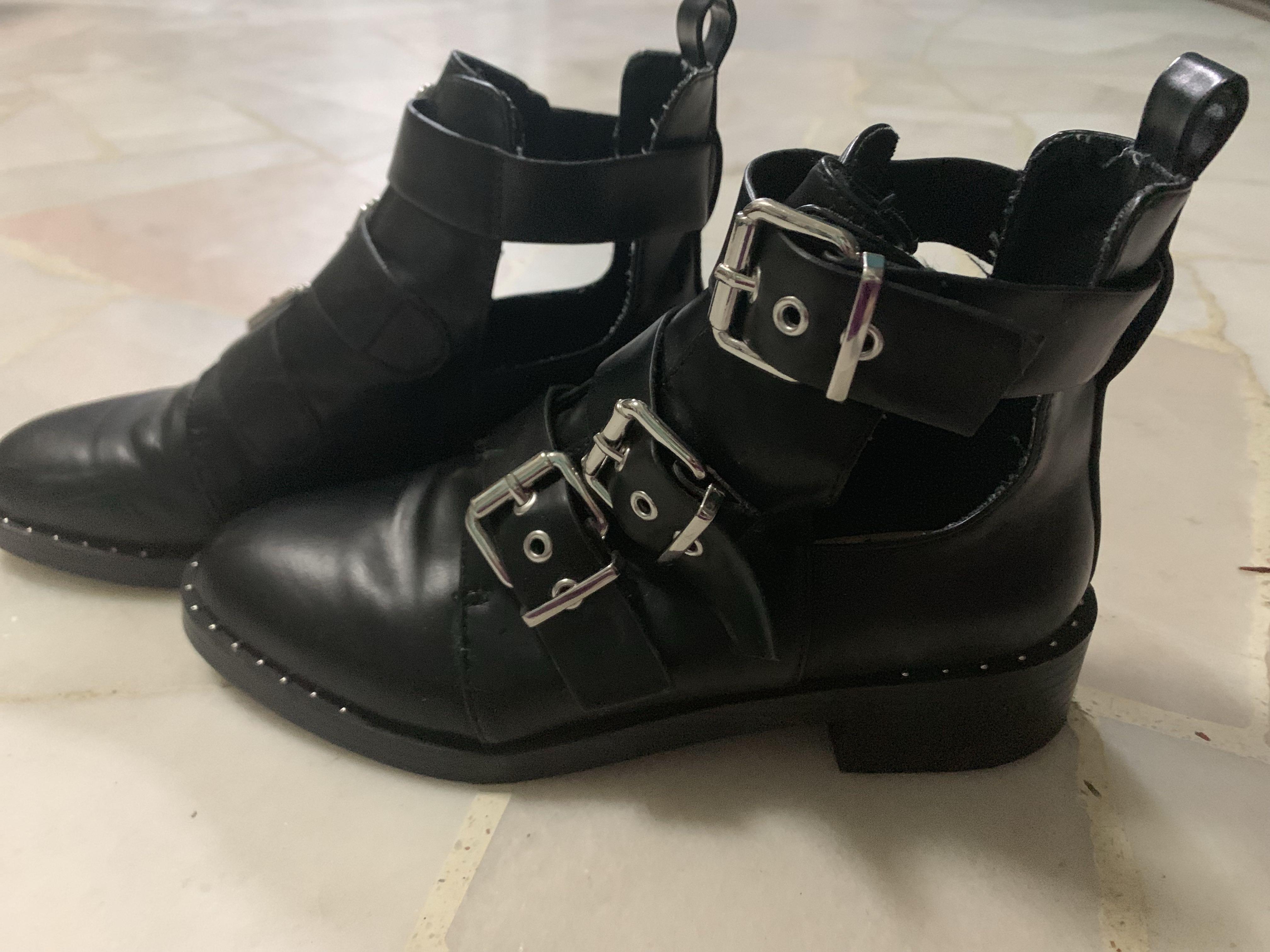 pull and bear black boots
