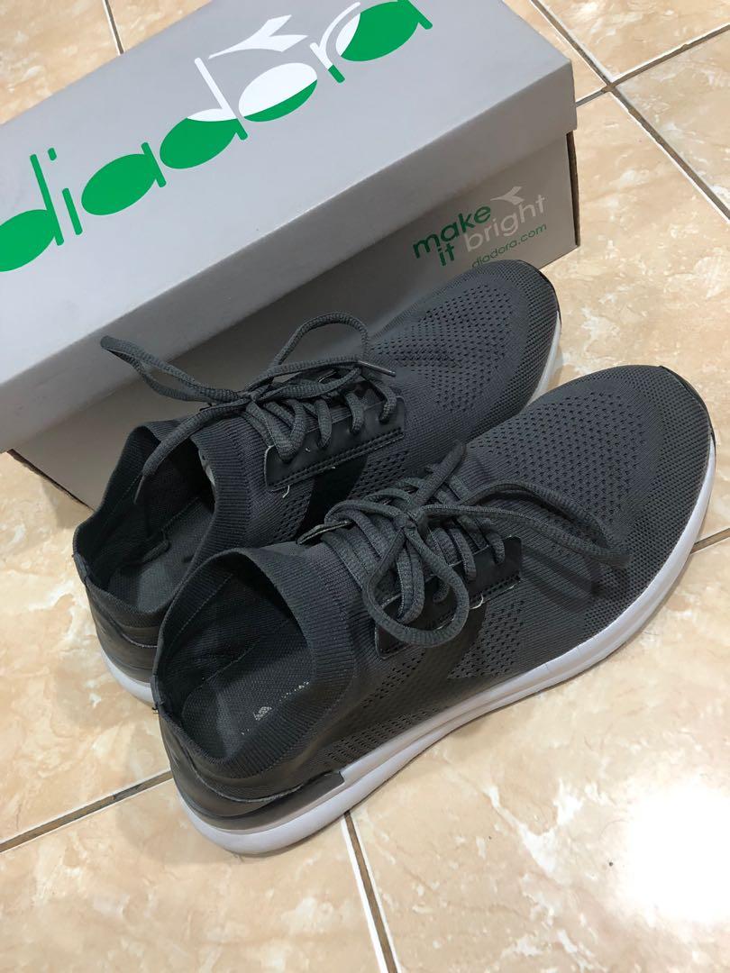 Sepatu Diadora Original Grey Fesyen Pria Sepatu Sneakers Di Carousell