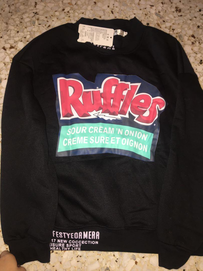 Black Pullover (Category: Coats, Jackets and Outerwear) located in Singapore. Submitted by h.olyychickk (Listing ID 248758891, Image 1). Description: is brand new, the tag is still on! bought it on impulse too! material is good it keeps one warm. swipe to see the details on the pullover!.