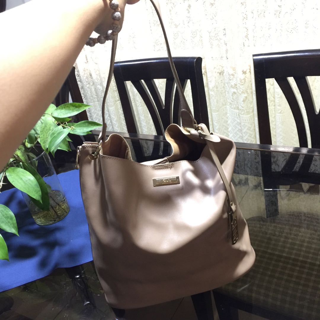 CLN Kiarra Tote Bag, Women's Fashion, Bags & Wallets, Shoulder Bags on  Carousell