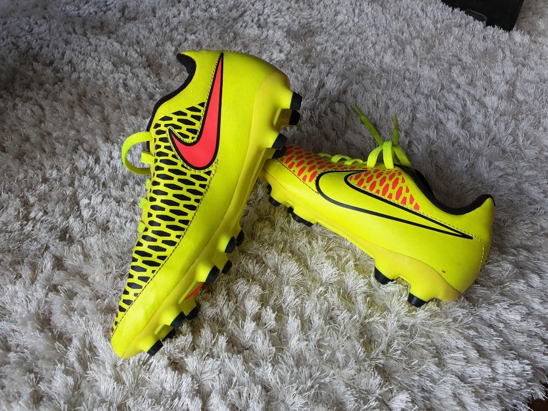 kids soccer boots