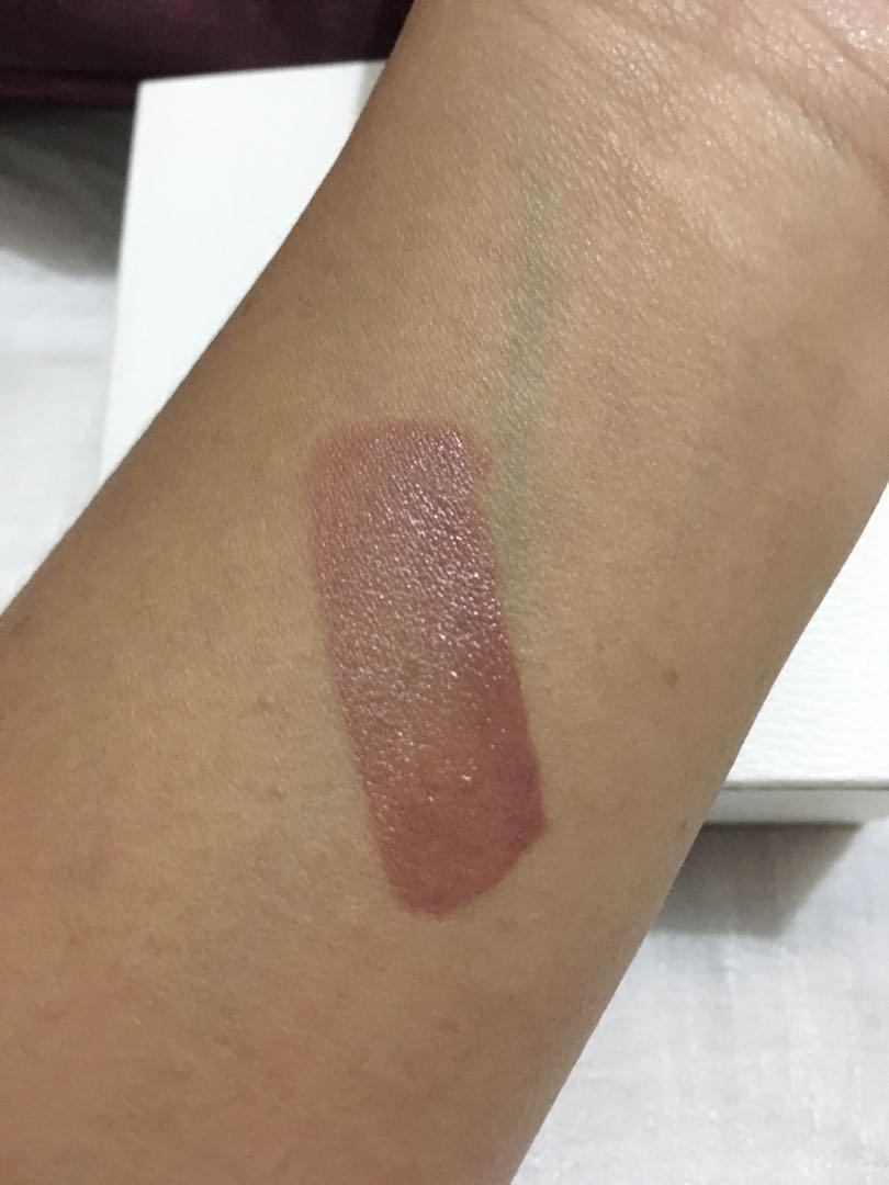 Nude Lip gloss US Brand (Category: Makeup) located in Los Banos. Submitted by jjanealindogan (Listing ID 248878484, Image 2). Description: Preloved US brand lip gloss.