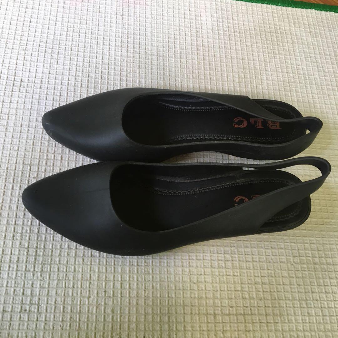 Sepatu Karet Hitam 36 Fesyen Wanita Sepatu Di Carousell