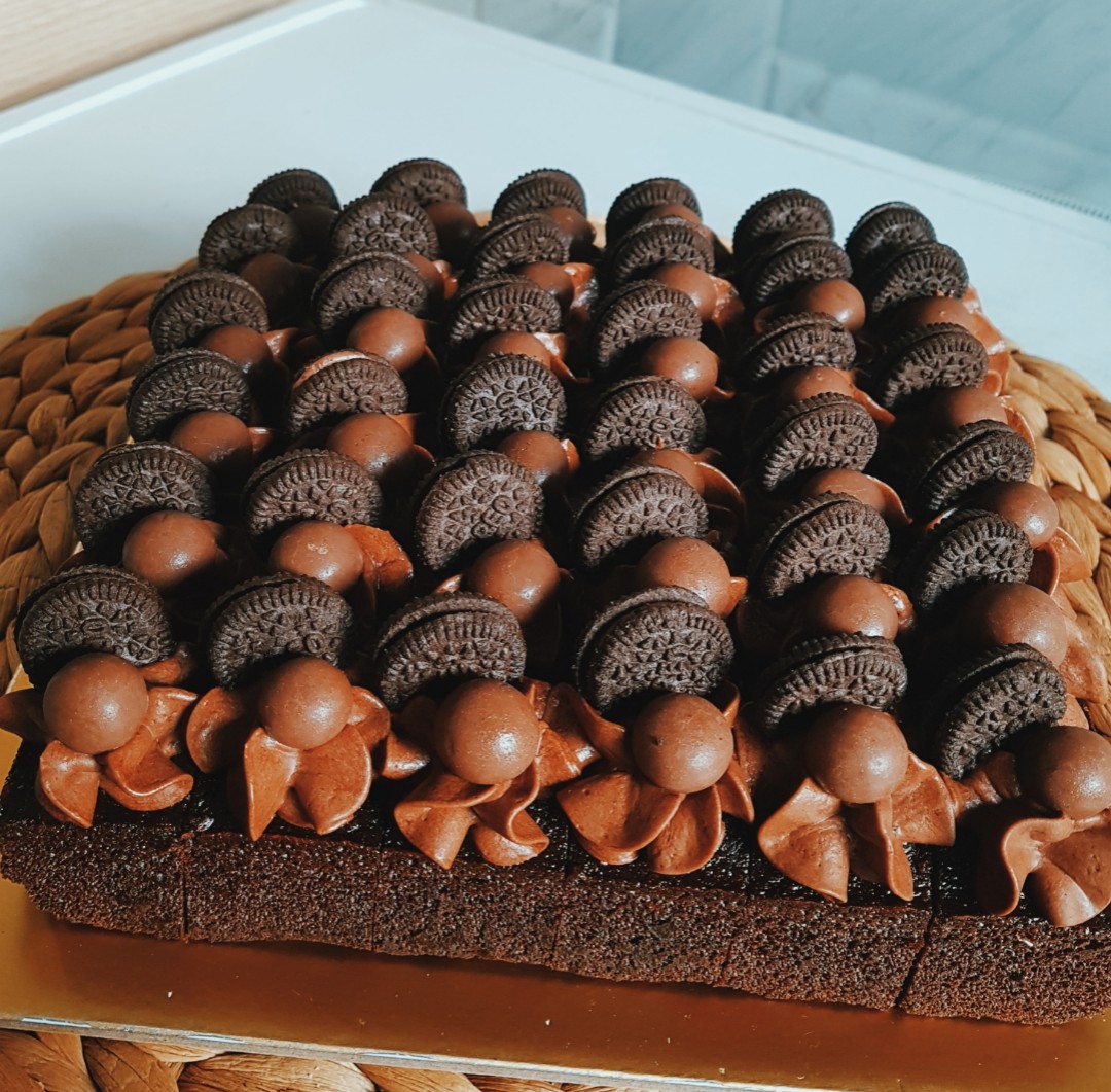 Halal Oreo Fudge Cake Bites, Food & Drinks, Homemade Bakes on Carousell