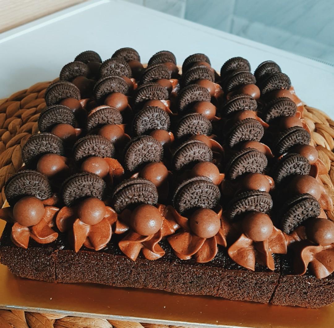 Halal Oreo Fudge Cake Bites, Food & Drinks, Homemade Bakes on Carousell