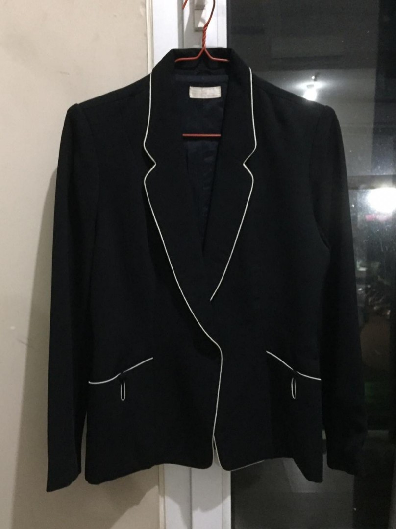 Black Blazer Blazer Hitam Jas Wanita No Nego Fesyen Wanita Pakaian Wanita Baju Luaran Di Carousell Jas wanita biasa dikenakan dengan bawahan rok span pendek atau panjang, bisa juga dengan celana panjang. black blazer blazer hitam jas wanita no nego