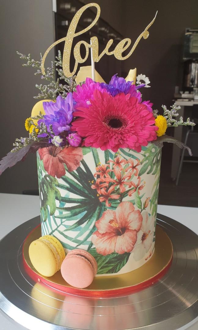 A closer look at one of my Edible flower designs. | Flower cake, Edible  flowers recipes, Edible flowers