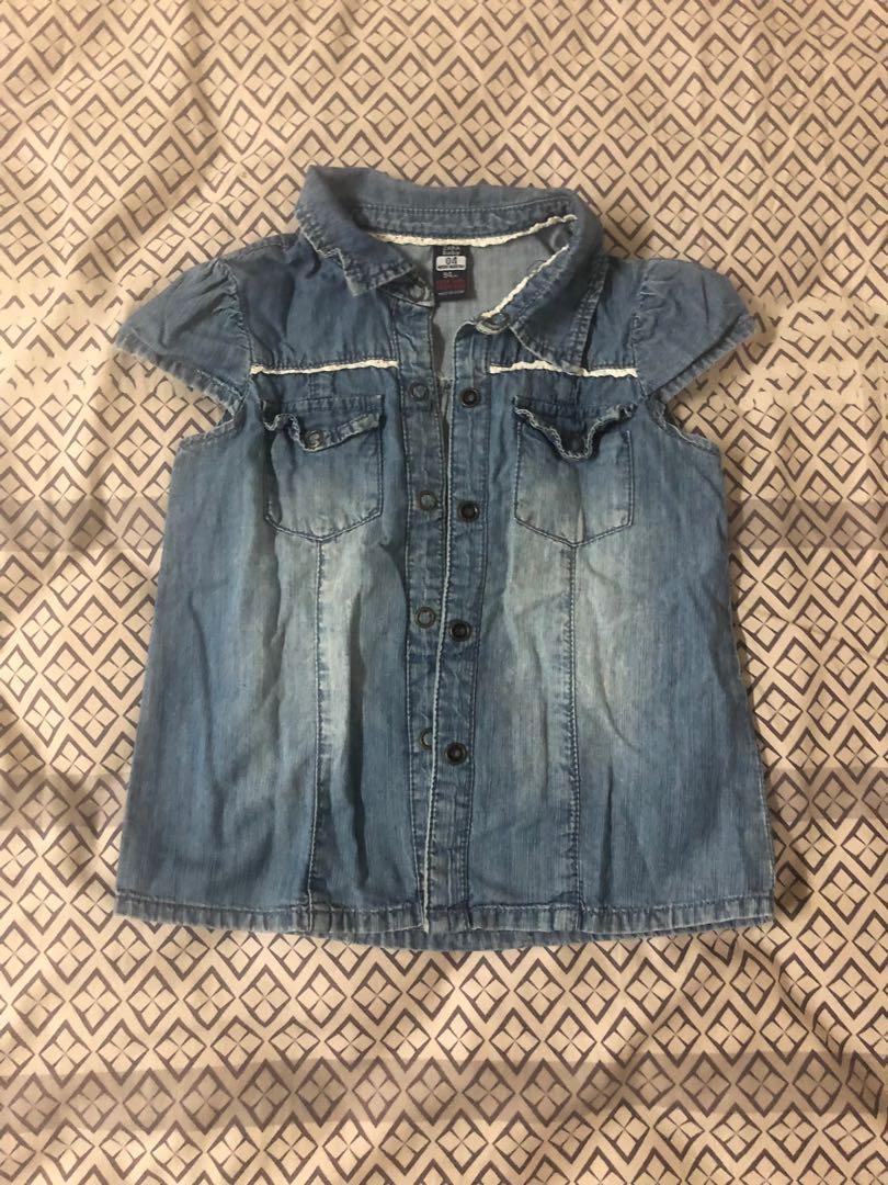 Denim Jacket (Category: Babies & Kids Fashion) located in Shah Alam. Submitted by farah_khan (Listing ID 248934913, Image 1). Description: 18 months-36 months Smart casual Soft material 10/10 All button in good condition Style Look like new Value for money Clearing my baby wardrobe .