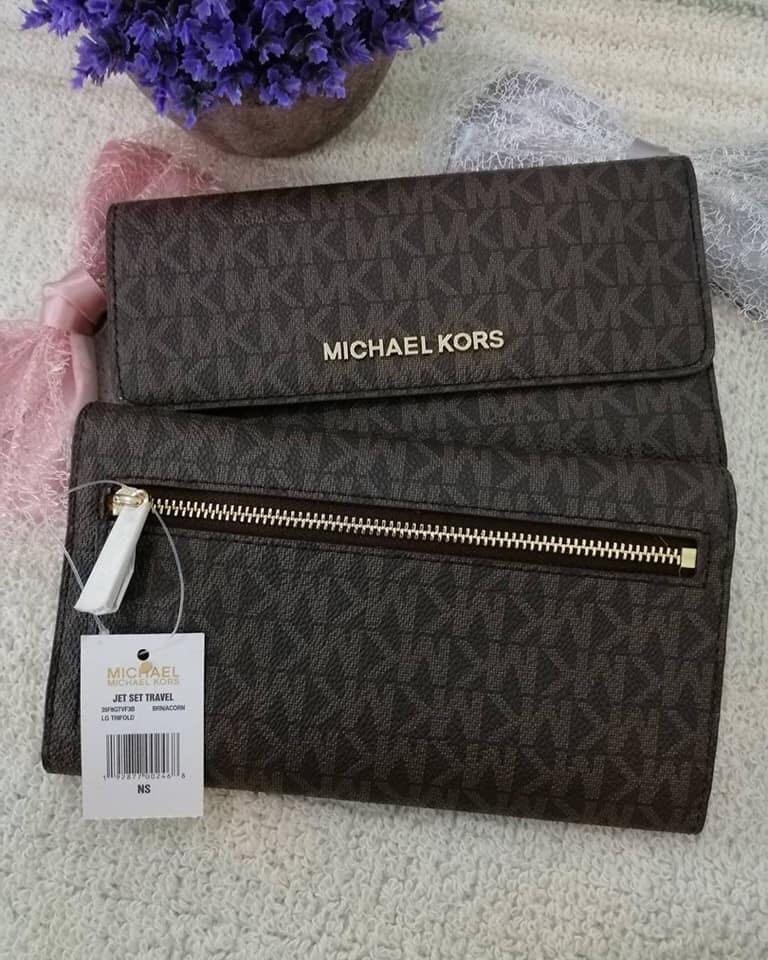 Michael Kors Jet set travel wallet (Category: Luxury Bags & Wallets) located in Quezon City. Submitted by icanseeyou500 (Listing ID 248907251, Image 1). Description: Michael kors Jet Set Travel color: Brown/Corn LG TRIFOLD 100%Authentic from U.S.A. Price:5,000 On hand Philippines Cash on Delivery Meet up Shopwise Cubao Quezon City.