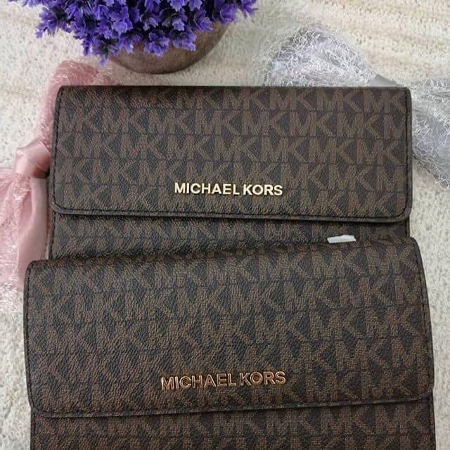 Michael Kors Jet set travel wallet (Category: Luxury Bags & Wallets) located in Quezon City. Submitted by icanseeyou500 (Listing ID 248907251, Image 2). Description: Michael kors Jet Set Travel color: Brown/Corn LG TRIFOLD 100%Authentic from U.S.A. Price:5,000 On hand Philippines Cash on Delivery Meet up Shopwise Cubao Quezon City.