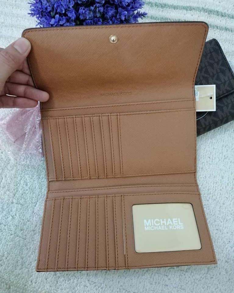 Michael Kors Jet set travel wallet (Category: Luxury Bags & Wallets) located in Quezon City. Submitted by icanseeyou500 (Listing ID 248907251, Image 3). Description: Michael kors Jet Set Travel color: Brown/Corn LG TRIFOLD 100%Authentic from U.S.A. Price:5,000 On hand Philippines Cash on Delivery Meet up Shopwise Cubao Quezon City.